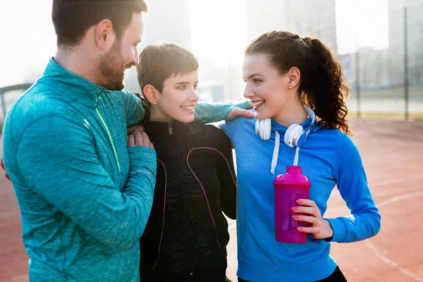 Mutlu Arkadaşlar Spor Yaparken Dışarıda Aktif Sağlıklı Bir Yaşam Sürerler — Stok fotoğraf