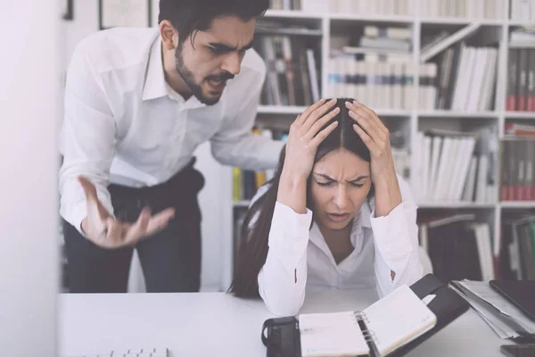 Pengusaha Meneriaki Rekan Kerja Perempuan Kantor — Stok Foto