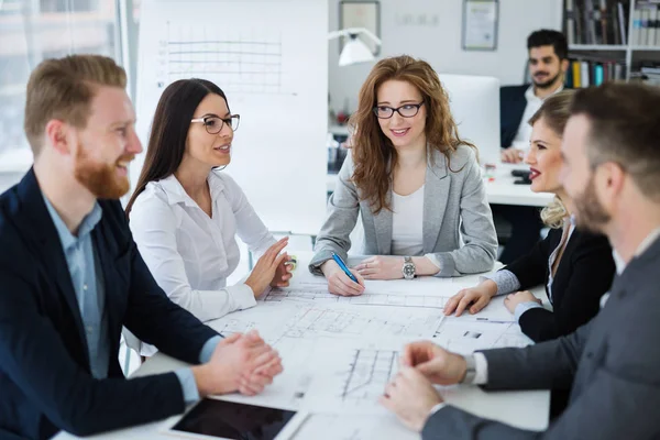 Grupo Jóvenes Arquitectos Que Trabajan Reuniones Negocios — Foto de Stock