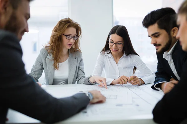 Gruppo Imprenditori Che Collaborano Progetto Ufficio — Foto Stock