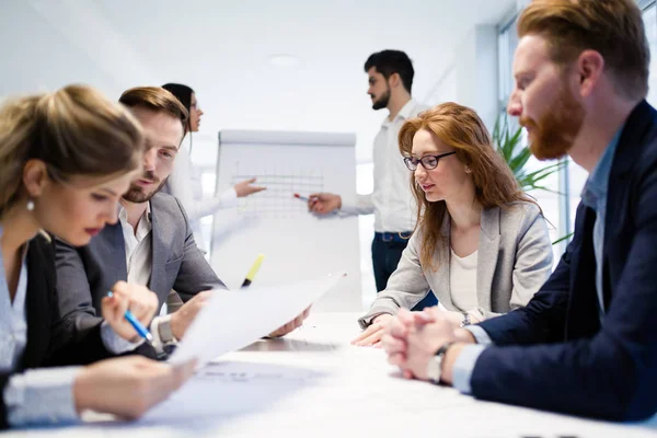 Grupo Jóvenes Arquitectos Que Trabajan Reuniones Negocios — Foto de Stock