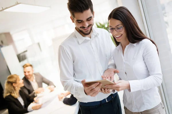 Affärsmän Som Har Roligt Och Pratar Arbetsplatsen Kontor — Stockfoto