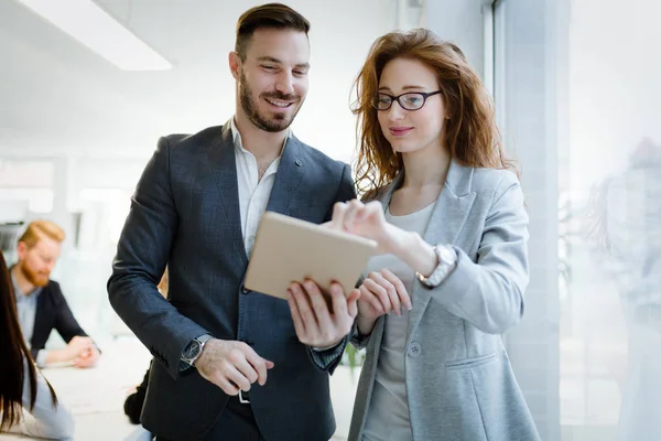 Compañeros Negocios Felices Oficina Moderna Usando Tableta — Foto de Stock