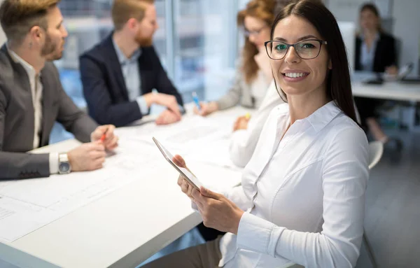 Junge Attraktive Architektin Mit Digitalem Tablet Büro — Stockfoto