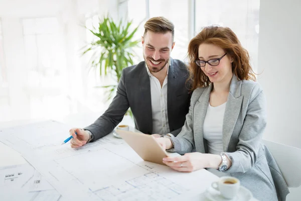 Compañeros Negocios Felices Oficina Moderna Usando Tableta — Foto de Stock