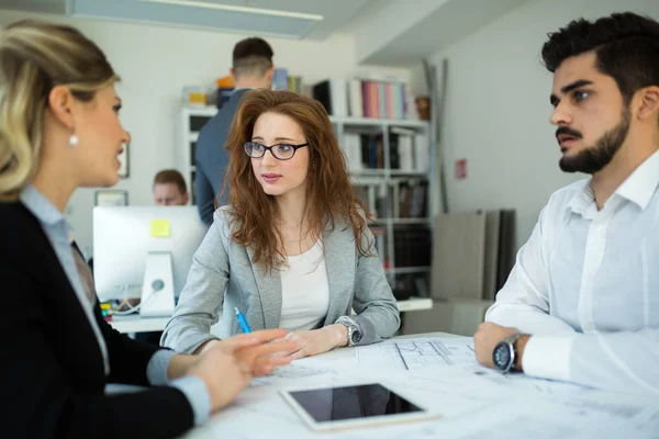 Profesjonelle Næringslivskolleger Som Samarbeider Diskuterer Prosjektplaner – stockfoto