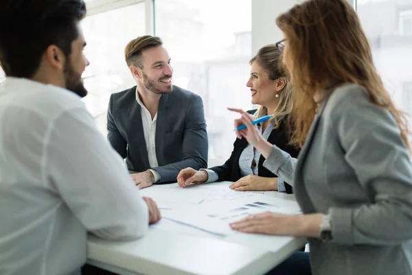 Uomini Affari Divertirsi Chiacchierare Ufficio Sul Posto Lavoro — Foto Stock