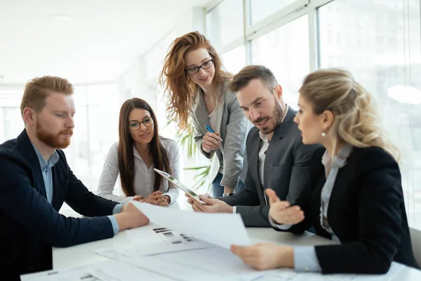 Collaborateurs Entreprises Discutant Nouvelles Idées Remue Méninges Dans Bureau Moderne — Photo