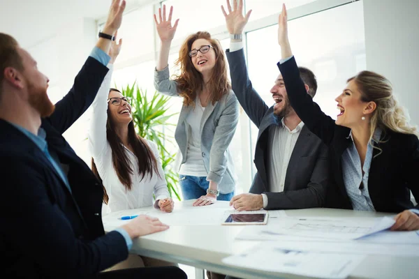 Felices Colegas Negocios Celebrando Exitoso Año Comercial —  Fotos de Stock