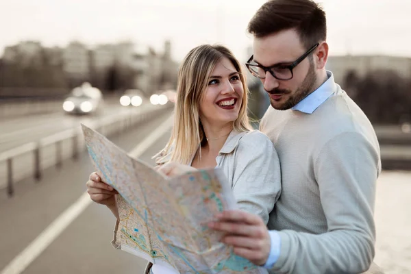 Sorrindo Casal Turista Apaixonado Viajando Com Mapa Livre — Fotografia de Stock