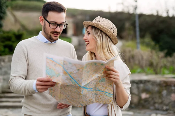 Feliz Pareja Turistas Utilizando Mapa Como Para Viajar —  Fotos de Stock