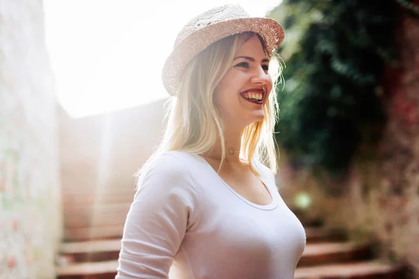 Mujer Rubia Feliz Con Sombrero Aire Libre Sonriente — Foto de Stock