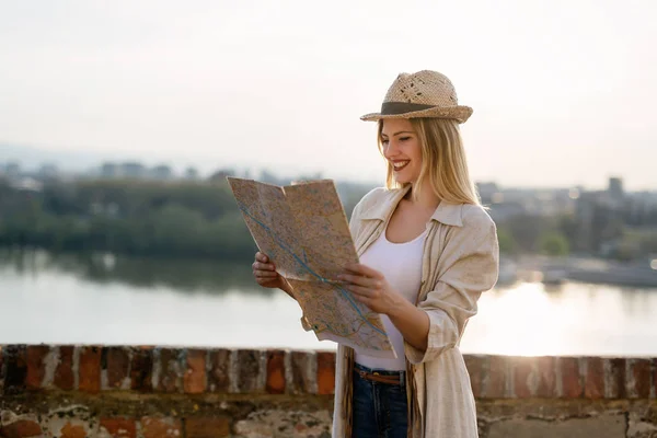 Turistické Žena Při Pohledu Mapu Prohlídkou Města — Stock fotografie