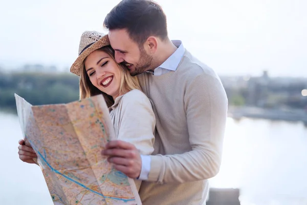 Sorrindo Casal Turista Apaixonado Viajando Com Mapa Livre — Fotografia de Stock