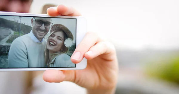 Pareja Turistas Enamorados Tomando Selfies Mientras Viajan — Foto de Stock