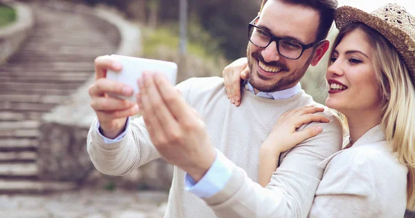 Söta Par Kärlek Tar Selfies Utomhus — Stockfoto