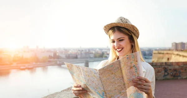 Tourist Woman Holding Travelers Map Travel Destination — Stock Photo, Image