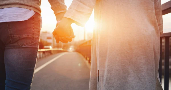 夕日に手を繋いでいる幸せなかわいいカップル — ストック写真