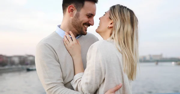 Gelukkige Paar Verliefd Knuffelen Glimlachend Buiten — Stockfoto