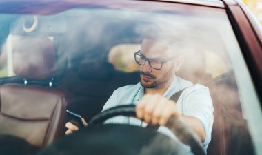 Arabaya akıllı telefon kullanarak adam sürücüsü
