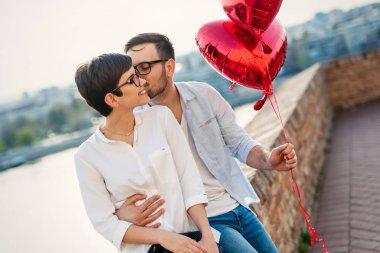 Duygusal mutlu çift bağ ve gülümseyen aşık