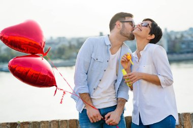 Birlikte güzel kentsel günbatımı tadını çıkarırken sarılma aşık güzel Çift