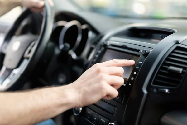 Homme Utilisant Système Navigation Moderne Tout Conduisant Une Voiture — Photo