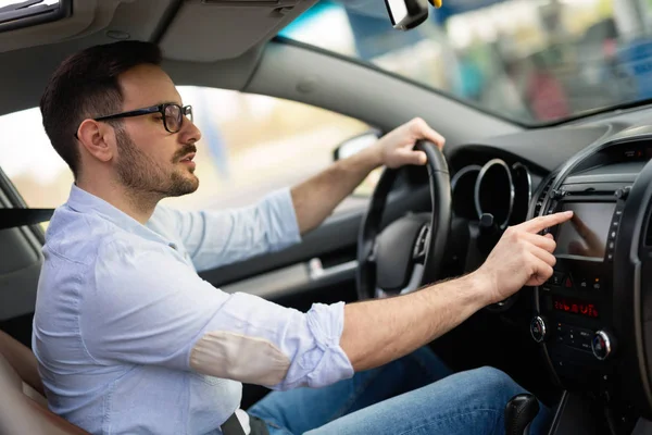 Uomo Che Utilizza Sistema Navigazione Gps Auto Viaggiare — Foto Stock