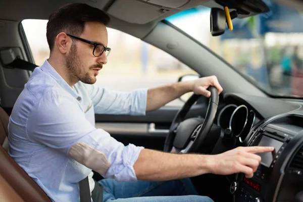 Homem Usando Sistema Navegação Moderna Durante Condução Carro — Fotografia de Stock