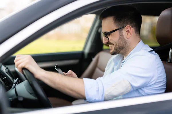 Stilig Affärsman Ignorera Säkerhet Och Textning Onmobile Telefon Körning — Stockfoto