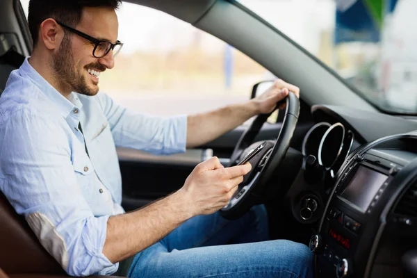 Homem Olhando Para Telefone Celular Enquanto Dirige Carro — Fotografia de Stock