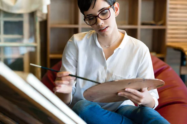 Kreativer Nachdenklicher Kunstschulmaler Arbeitet Malprojekt — Stockfoto