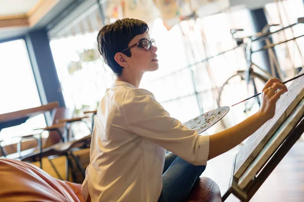 Artista Femenina Creativa Pintando Nuevo Cuadro Sintiendo Inspiración — Foto de Stock