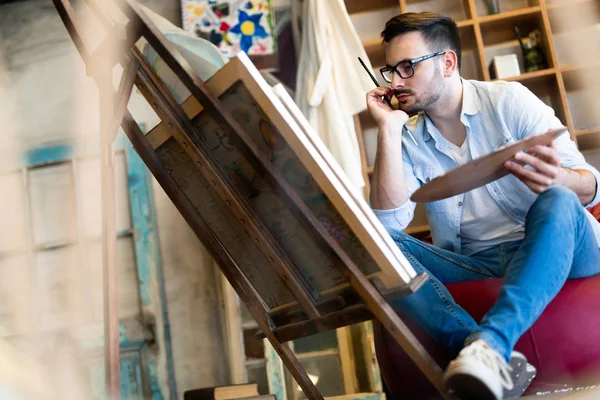 Portret Męski Artysta Pracuje Nad Malarstwem Studio — Zdjęcie stockowe