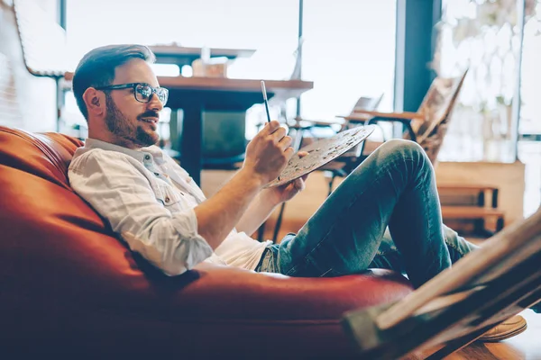 Retrato Artista Masculino Que Trabaja Arte Pintura Estudio — Foto de Stock