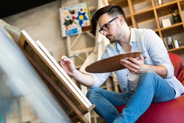 Joven Pintando Sobre Lienzo Estudio —  Fotos de Stock