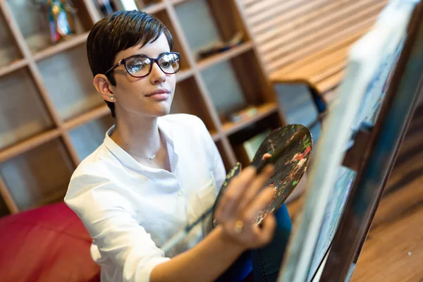 Artista Femenina Creativa Pintando Nuevo Cuadro Sintiendo Inspiración —  Fotos de Stock