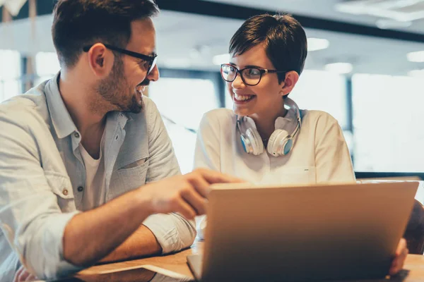 Portrait Young Students Studying Bookstore Together — Stock Photo, Image