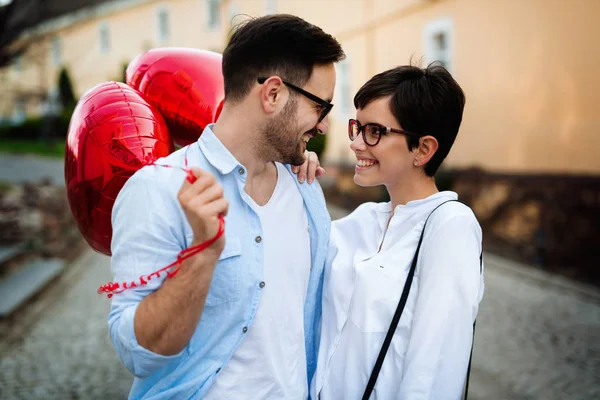 Sentimental Feliz Pareja Amor Vinculación Sonriendo — Foto de Stock