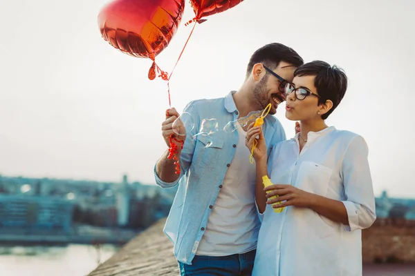 Kalma Kalp Baloons Tutarak Açık Gülümseyen Aşık Genç Çift — Stok fotoğraf