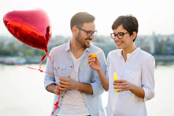 Coppia Romantica Innamorata Incontri Sorridente Tramonto All Aperto — Foto Stock