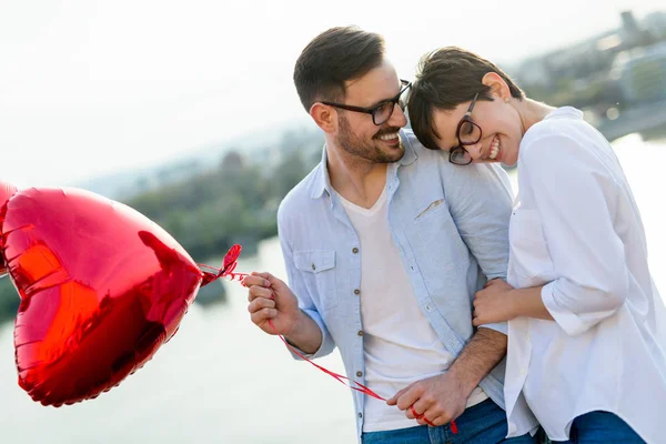 Fiatal Pár Szerelem Társkereső Szabadtéri Mosolyogva Miközben Szív Baloons — Stock Fotó