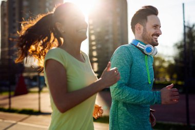 Genç fitness çift birlikte çalışan kentsel alanda