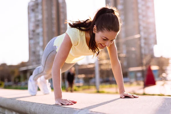 Εικόνα Της Νεαρής Γυναίκας Κάνει Push Ups Αστική Περιοχή — Φωτογραφία Αρχείου