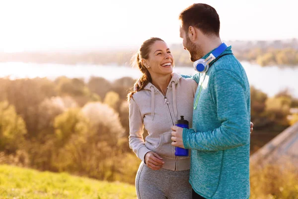 Gelukkige Jonge Sportieve Paar Romantische Momenten Natuur Delen — Stockfoto