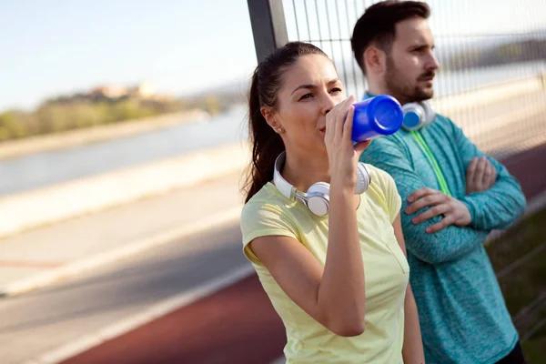 Nettes Und Junges Paar Bleibt Nach Dem Training Hydratisiert — Stockfoto