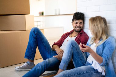 Yeni ev taşıma ve carboard kutuları açma genç evli çift