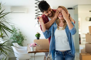 ev, insanlar, hareketli ve gayrimenkul konsept - mutlu çift yeni dairende hareket ederken eğleniyor