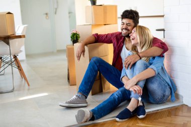 Yeni evine taşıdıktan sonra mutlu çift