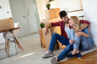 Yeni ev kavramı içinde hareket, karton kutuları açma aşık genç Çift